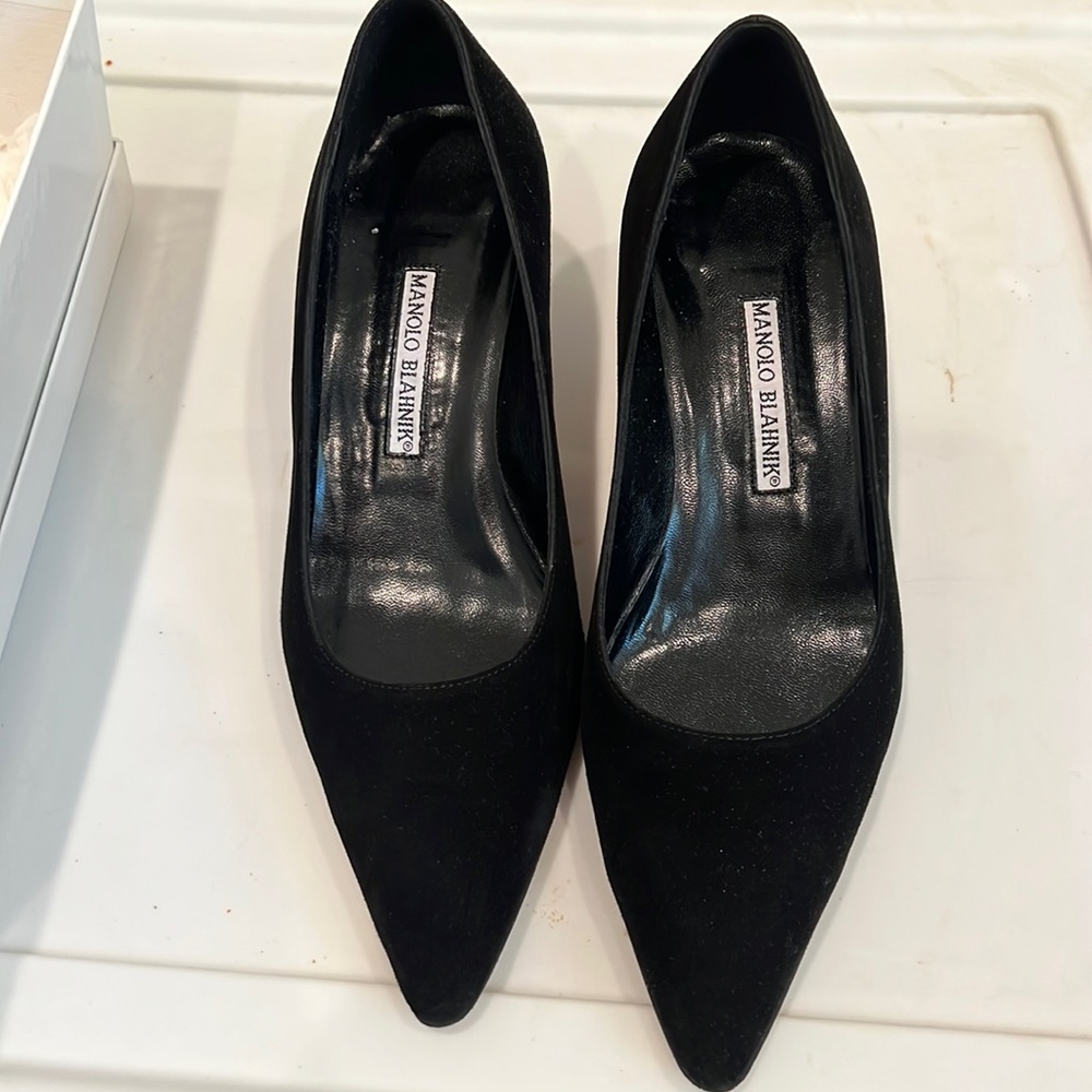 Manolo Blahnik black suede pump. Excellent condition
